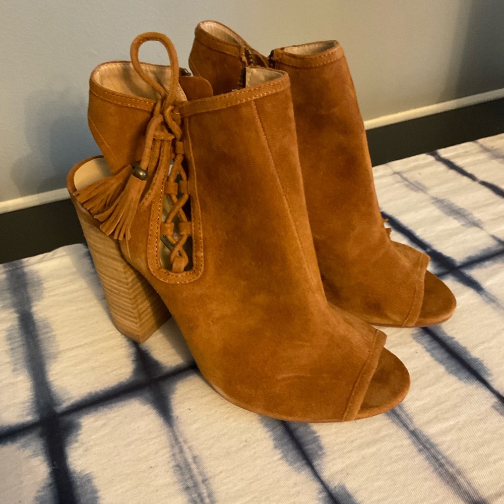 Tan Heeled Boots with Chunky Heel and Peep-Toe Design